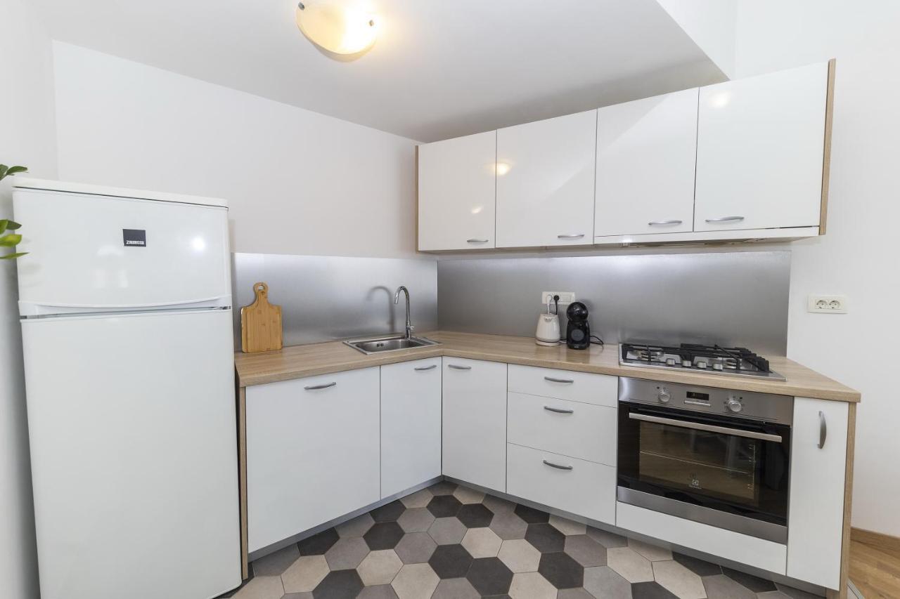 23 And 25 With Free Private Parking Apartment *
