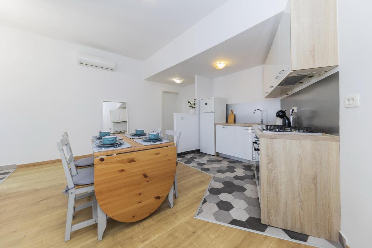 23 And 25 With Free Private Parking Apartment *