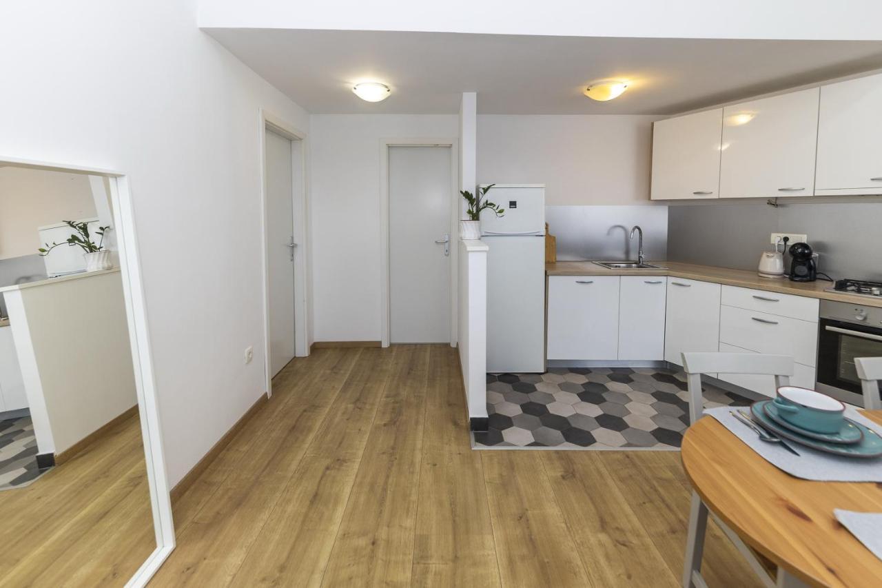 23 And 25 With Free Private Parking Apartment *